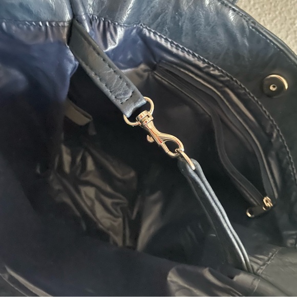 Utility pocket Navy blue vegan leather tote - Picture 5 of 6
